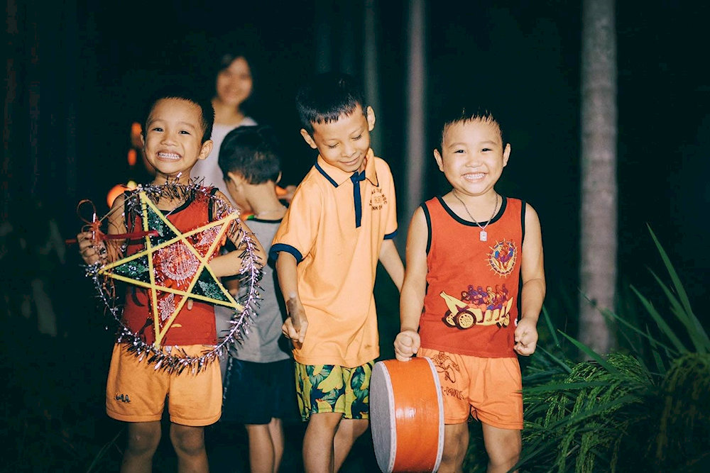 Kids always look forward to the Mid-Autumn Festival, excited to join the parade with star-shaped lights they made themselves 